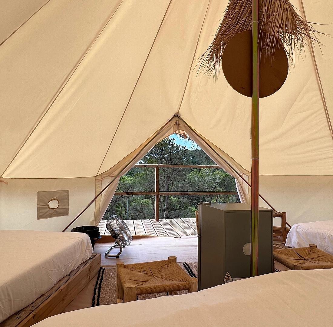 lits doubles sous tente Lux-Tend au Camping Turismar