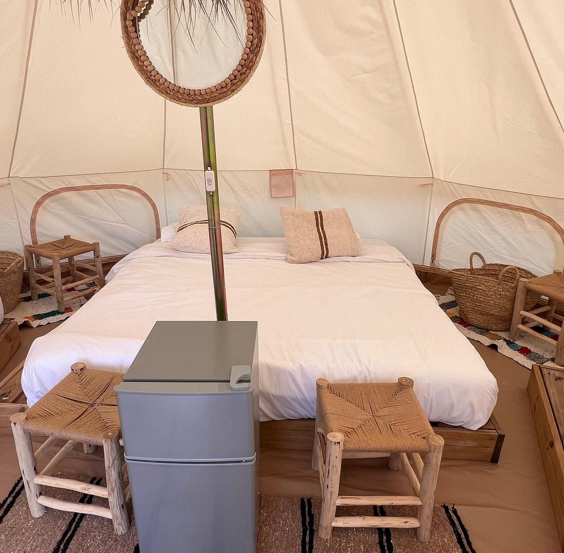 détail d'une tente de Lux-Tend double avec lit double au Camping Turismar